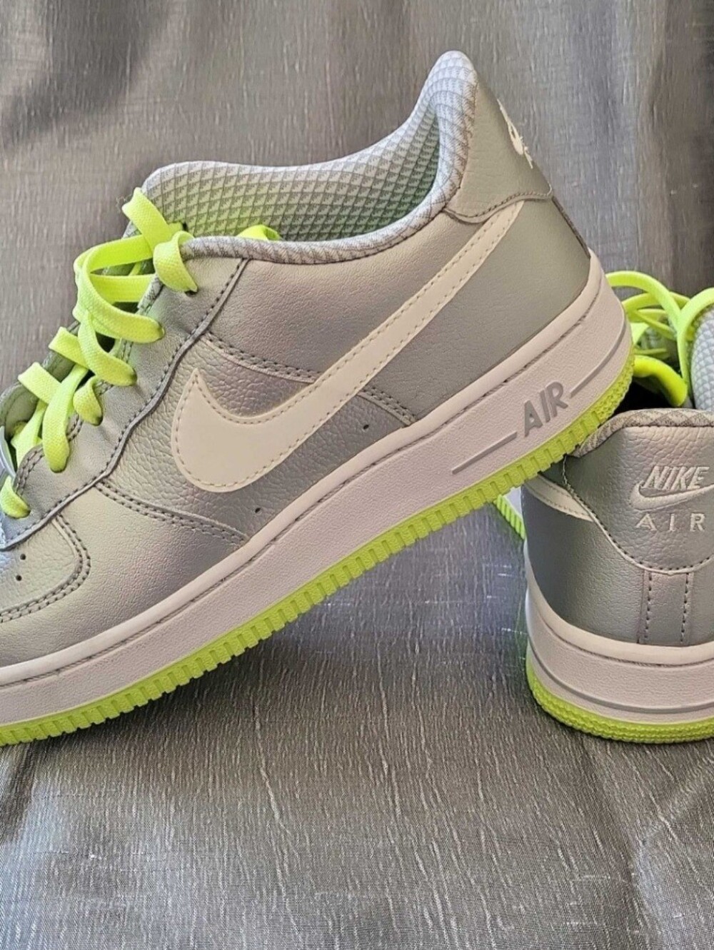 Nike Air Force 1 Low GS Metallic Silver Volt Women's Size 7 (5.5 Y) - Picture 9 of 9